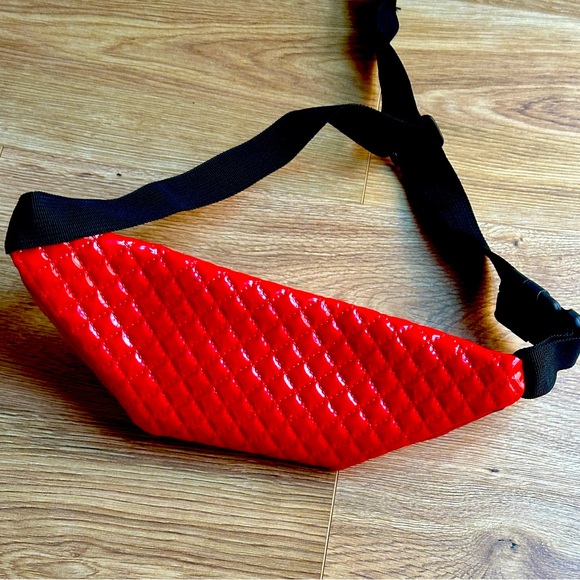NWOT Jane and Berry Shiny Bright Red Quilted Pleather Fanny Pack - Picture 4 of 6